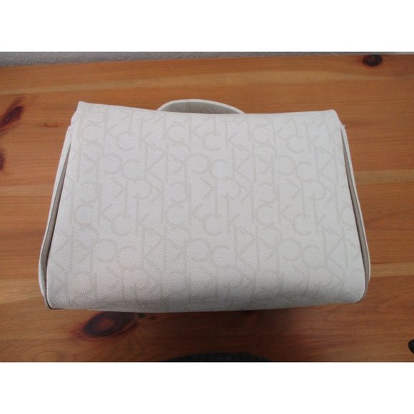 *Calvin Klein Cream Taupe Tan Vinyl Zip Around Train Case Cosmetic Travel Bag - Picture 6 of 11